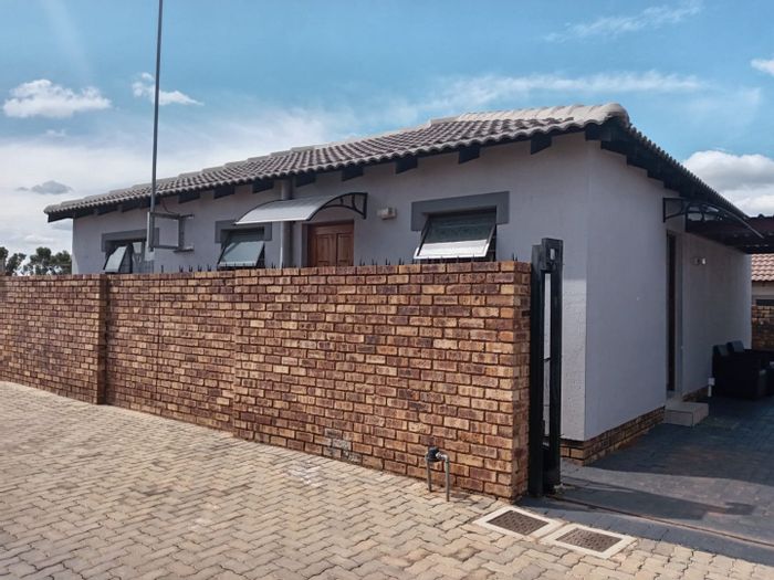 For Sale: House in Plantland with 3 bedrooms, carport, and visitor parking.