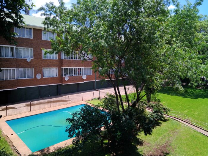 For Sale: Apartment in Muckleneuk with 3 bedrooms, garage, near amenities.