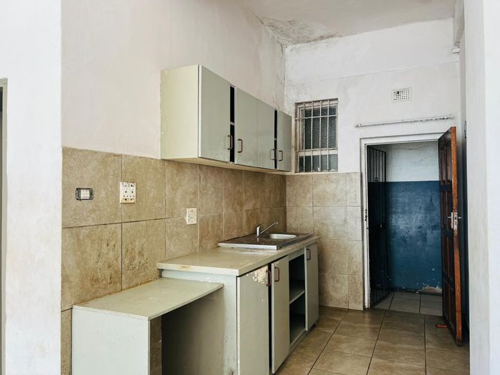 Bachelor Apartment To Rent in South Beach: 24/7 security, beachfront, vibrant nightlife.