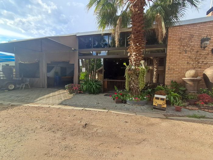 House For Sale in Orkney Central: 2 Bedrooms, Entertainment Area, Boating Club Access.