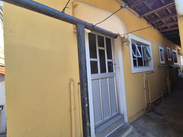 House To Rent in Merewent: 1 bedroom, fitted kitchen, close to amenities.