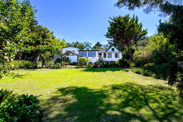 Heritage house in Knysna Central with lagoon views, garage, and spacious layout. For Sale.