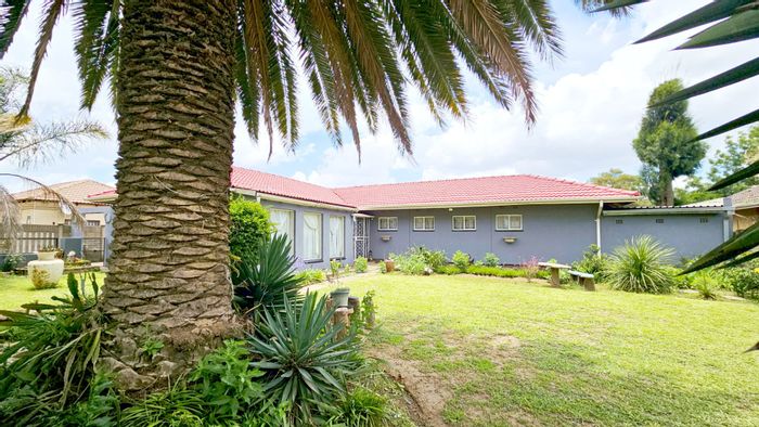 For Sale: House in Vanderbijlpark SE 1 with flatlet, garden, and security features.