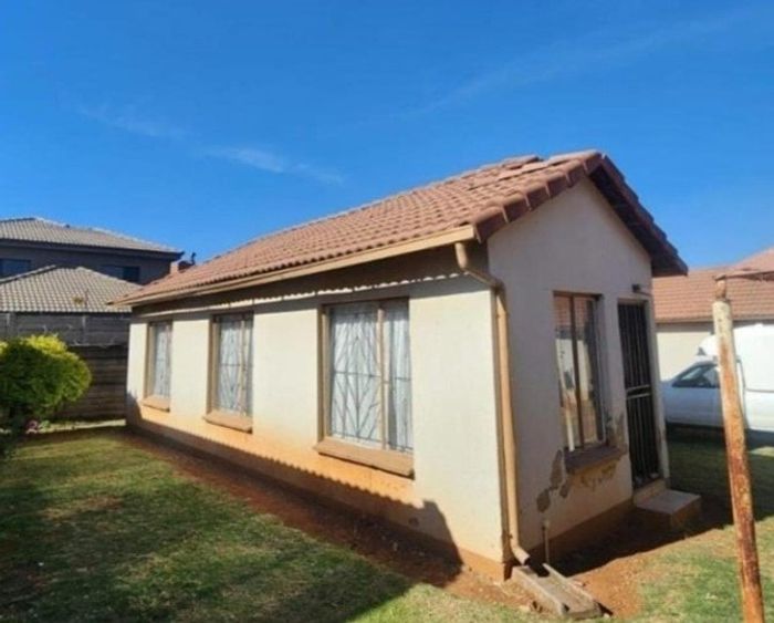 For Sale: 2-bed, 1-bath townhouse in Clayville East with carport and open-plan living.
