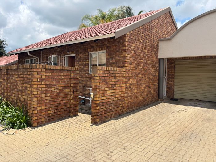 Amberfield Townhouse For Sale: 2 beds, secure complex, close to amenities.