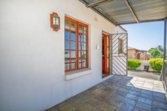 House To Rent in Primrose: 3 Bedrooms, garden, garage, near schools and shops.