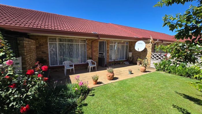 La Hoff Apartment For Sale: 2 Bedrooms, garden, garage, secure parking, ideal investment.