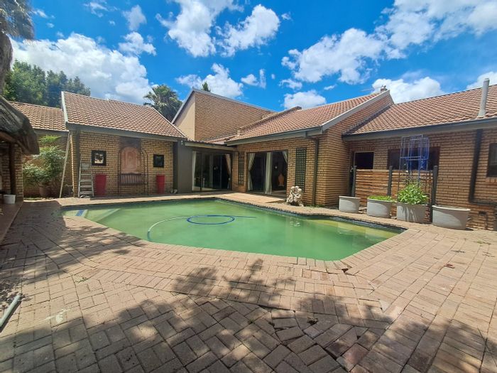 Flamwood House For Sale: 4 beds, pool, lapa, study, excellent security features.