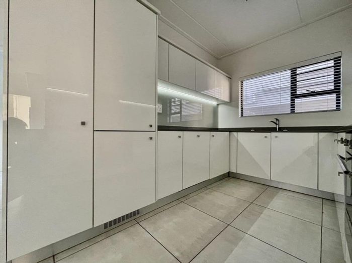 Ground-floor apartment in Waterfall with private garden and secure parking, to rent.