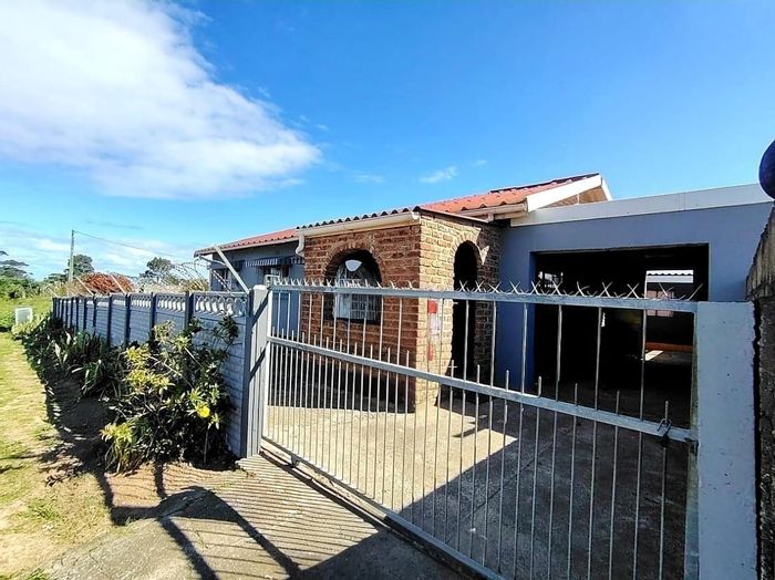 3-bedroom house with flatlet, secure gates, and garage in Lennox Estate For Sale.