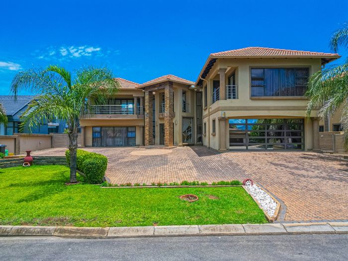 For Sale: House in Xanadu with 4 bedrooms, gym, pool, and entertainment room.