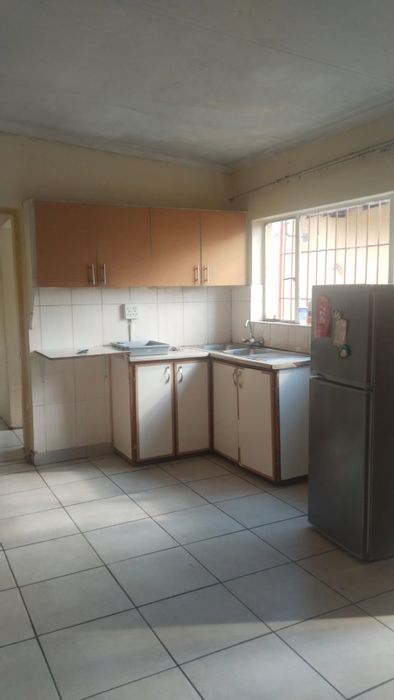 Wychwood Apartment To Rent: 2 bedrooms, open-plan living, secure complex, convenient location.