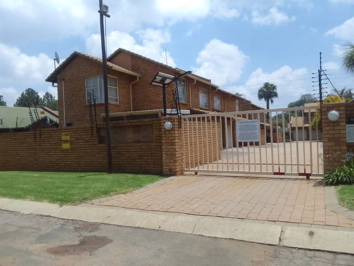 Rynfield Apartment To Rent: 3 Bedrooms, private garden, garage, pet-friendly.