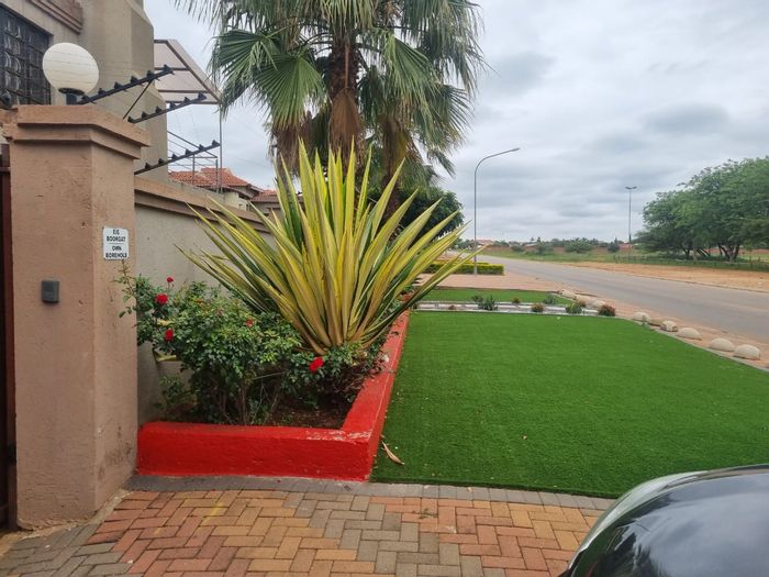 Flora Park House To Rent: 4 bedrooms, 3 bathrooms, double garage, pet-friendly.