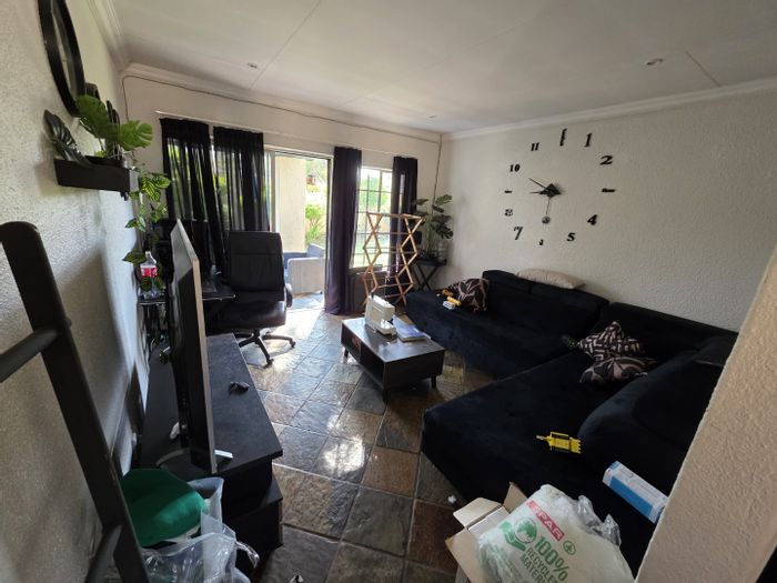 Annlin Townhouse For Sale: 2 beds, patio, garage, near amenities and transport.