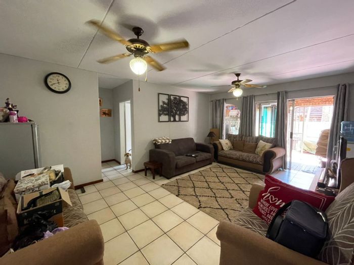 Doornpoort Townhouse For Sale: 3 beds, pool, squash court, pet-friendly garden.