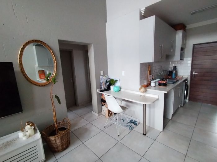 Klipfontein Apartment To Rent: 2 beds, gym, balcony, secure estate amenities.