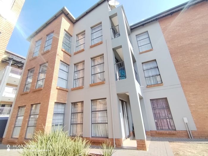 Klipfontein Apartment To Rent: 2 beds, secure access, close to amenities.