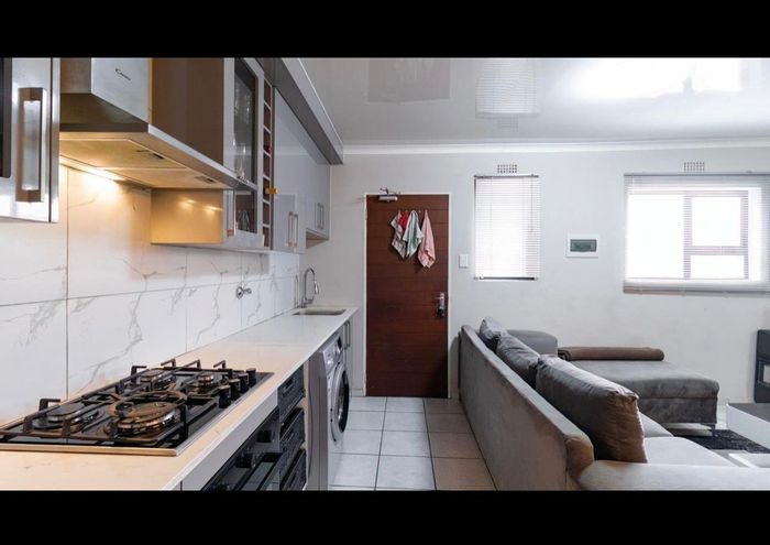 For Sale: House in Brakpan Central with 3 bedrooms, en suite, and private balcony.