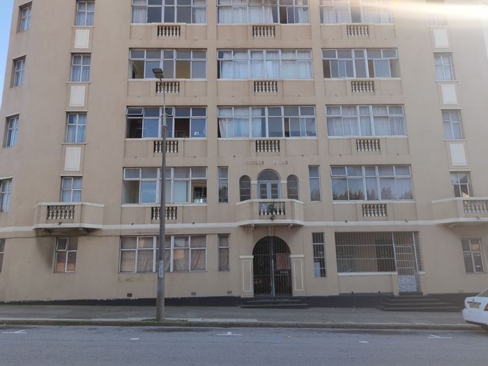 Gqeberha Central Apartment For Sale: Bachelor flat near transport and amenities.