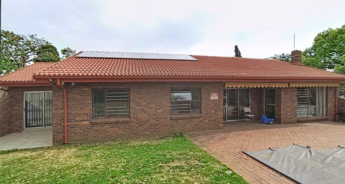Sunninghill House For Sale: 3 beds, pool, multiple living spaces, and studies.
