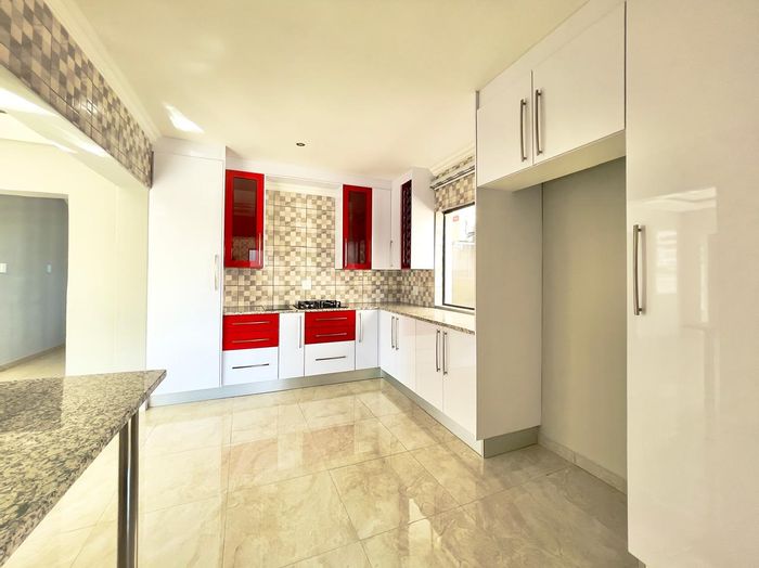 House To Rent in Sagewood: 5 bedrooms, study, patio, clubhouse, pool, tennis court.