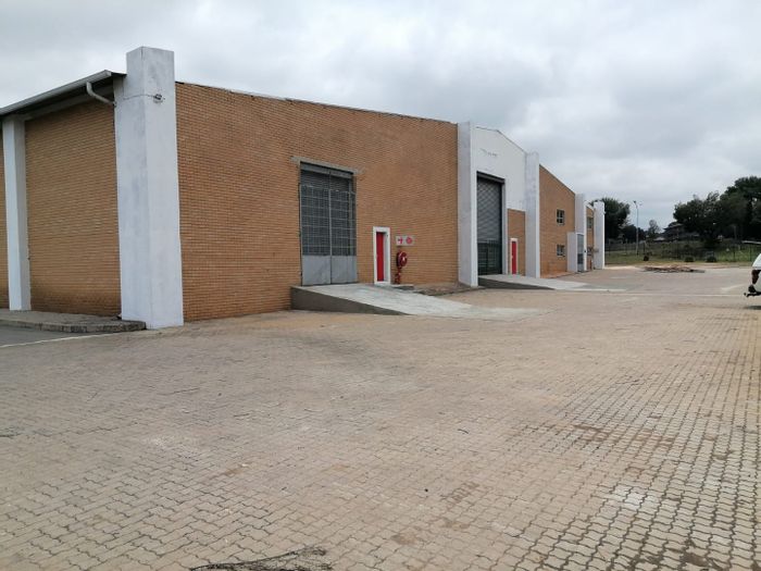 To Rent: 3000m² Commercial Space in Kempton Park Central with Flexible Layouts and Accessibility.