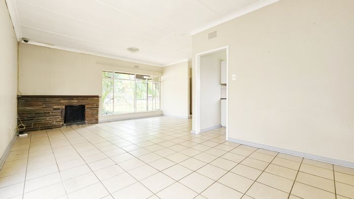 Three Rivers House For Sale: 3 bedrooms, garage, lapa, close to amenities.