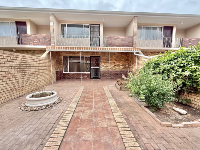 Kabega Townhouse For Sale: 2 beds, private garden, garage, secure complex.