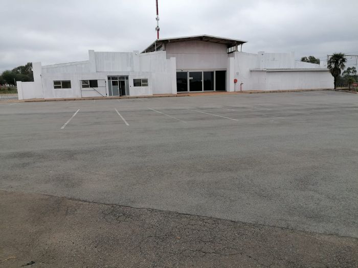 500m² Commercial Space To Rent in Kempton Park Central with flexible layouts and parking.