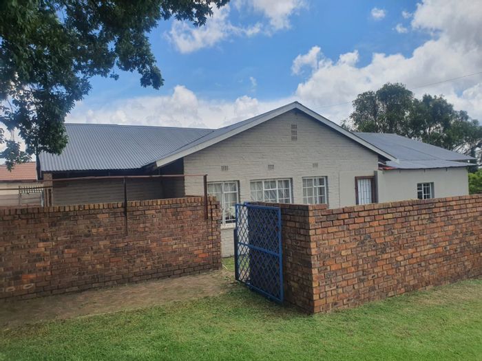 Witbank Ext 16 House To Rent: 3 Bedrooms, big yard, outside rooms, prepaid electricity.