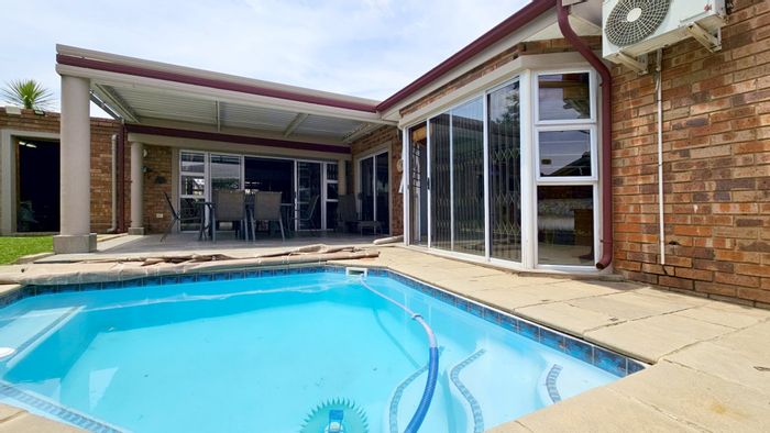 Three Rivers House For Sale: 3 beds, pool, solar system, security features.