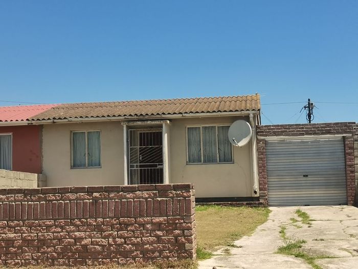 For Sale: House in Bloemendal with 2 bedrooms, flatlet, and carport.