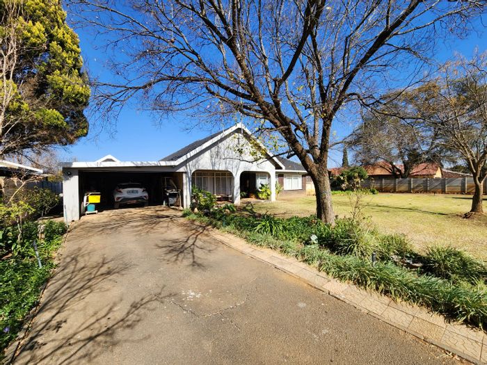 House for Sale in Meiringspark: 4 Bedrooms, large garden, borehole, spacious living areas.