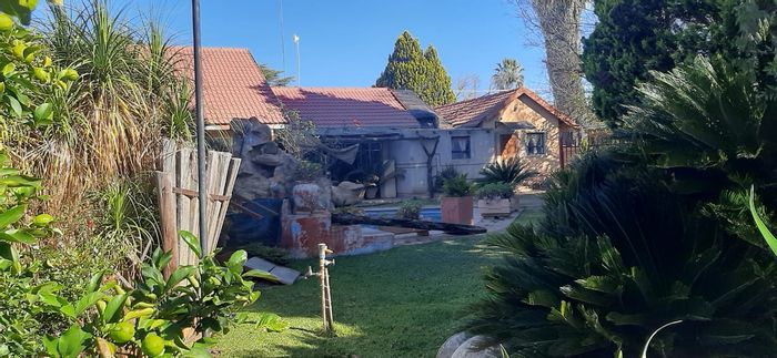 For Sale: House in Meiringspark with pool, lapa, flatlet, and 2 garages.