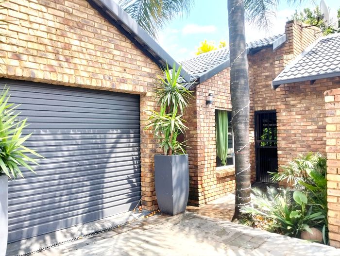 For Sale: 3-Bedroom House in Wierda Park with pool, bar, and garden space.