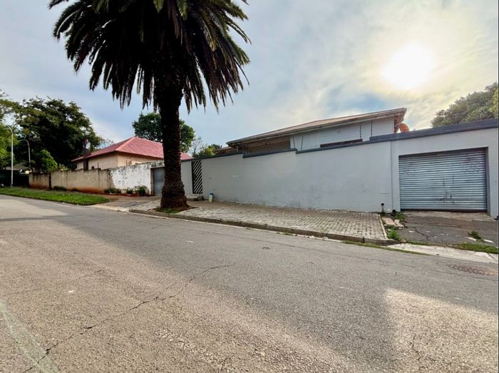 For Sale: House in Bezuidenhout Valley with 3 beds, granny flat, double garage.