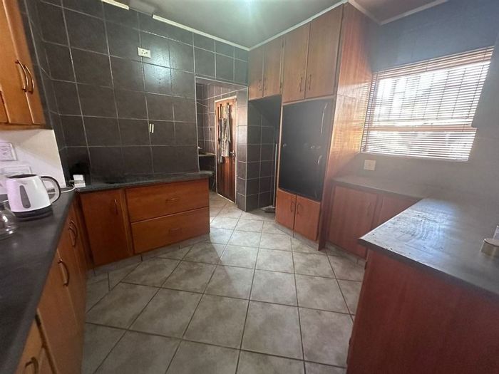For Sale: Glen Marais Townhouse with 3 beds, double garage, and guest loo.