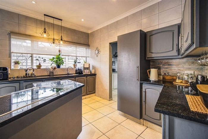 For Sale: Family House in Kempton Park Ext 3 with 3 Bedrooms, 4-Car Garage.