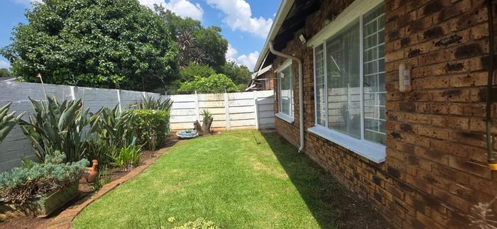 Boksburg North Townhouse For Sale: 3 beds, sunroom, private yard, garage.