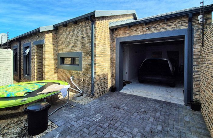 For Sale: Enclosed 3-Bedroom Townhouse with Garage in Overbaakens.