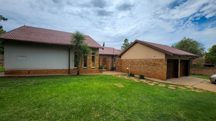 Doringkruin House For Sale: 3 Bedrooms, 2 Bathrooms, Double Garage, Large Yard.