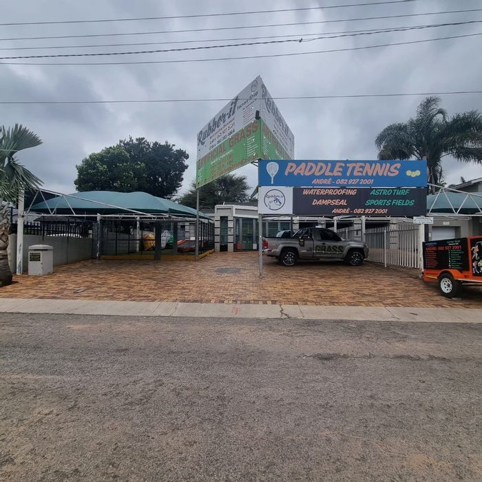 Witpoortjie Commercial Space To Rent: High visibility, parking, kitchen, and outdoor area.