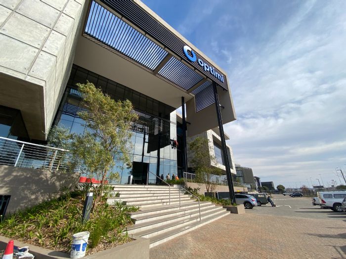 Doringkloof Commercial Office To Rent: All-inclusive, basement parking, prime location.