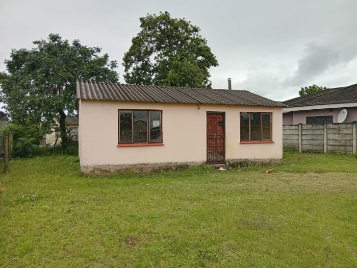 2-Bedroom House in Esikhawini Central For Sale with Garden, Near Mall and Schools.