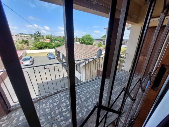 3-bedroom house to rent in Silverglen, spacious lounge, close to amenities.