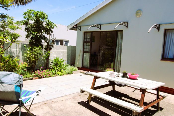 Gonubie Apartment To Rent: 2-bedroom, private garden, secure living, pet-friendly.