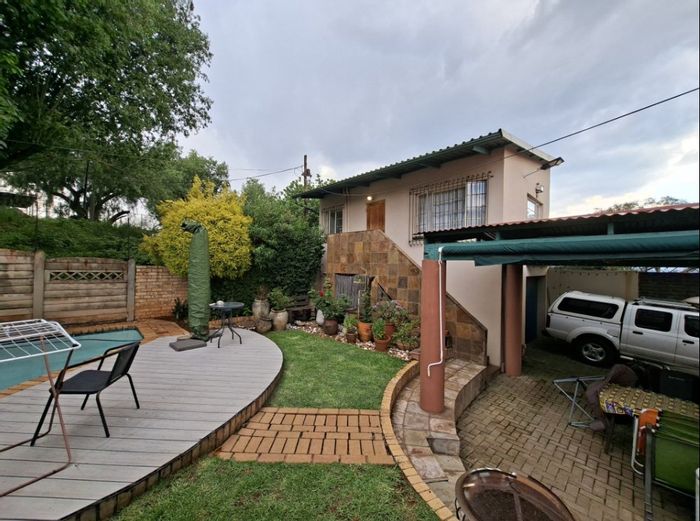 Kensington House For Sale: 3 beds, pool, granny flat, study, secure parking.