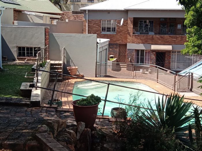 Kensington House For Sale: 3 Bedrooms, Pool, Double Garage, Secure Parking.