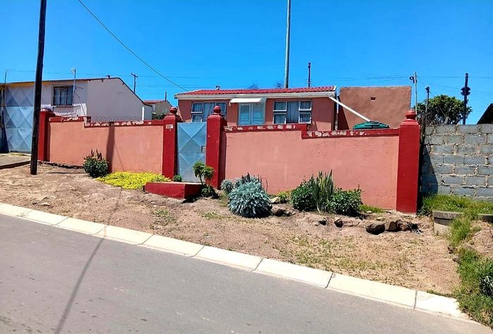 For Sale: House in Mdantsane Nu 2 with 4 bedrooms, yard, and rental flat.